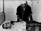 Vietnamský léka oetuje zranného McCaina. Snímek z íjna 1967.