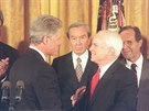 McCain se desítky let pohyboval v nejvyí politice. Na snímku z roku 1995 si...