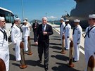 John McCain letos v ervnu dohlíel na nasazení plavidla americké armády, které...