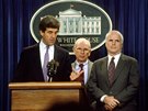 John McCain na snímku z 23. íjna 1992. sleduje projev tehdejího senátora...