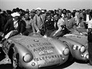 Porsche 550 Spyder po závod Carrera Panamericana 1954. Zleva: Herbert Linge,...