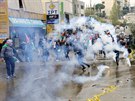 V Bejrútu lidé protestují u ambasády USA, policie je rozehnala slzným plynem a...