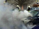 Zásah hasi pi poáru auta v Bartoov ulici na pardubickém sídliti Dubina....