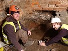 Zleva archeologov� Martin Lanta a Tom� Z�ruba p�i archeologick�m v�zkumu dom�...