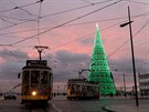 Cestující v tramvaji jedoucí kolem lisabonského námstí Praça do Comércio v...