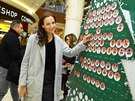 Radka Rosická u vánoního stromu splnných pání na charitativní akci