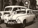 Sanitní automobil  koda 1201 na Staromstském námstí v roce 1960