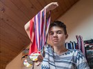 Část medailí z Petrovy sbírky. Závodně plave od svých osmi let.