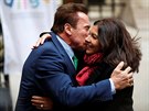 Herec a bývalý kalifornský guvernér Arnold Schwarzenegger se zdraví s paískou...