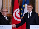 Francouzský prezident Emmanuel Macron (vpravo) a tuniský prezident Beji Caid...