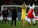 Uruguayský útoník Edinson Cavani z Paris St. Germain kyne fanoukm po výhe v...