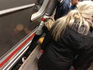 Jeden z cestujc na lince metra B spadl do kolejit pod vlak (14.12.2017)