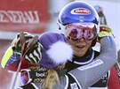 Mikaela Shiffrinová pijímá gratulace k vítzství v obím slalomu v Courchevelu...