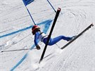 Federica Brignoneová krkolomn padá v obím slalomu v Courchevelu.