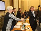 Andrej Babi s nov jmenovanými ministry pi prvním jednání na Úad vlády....