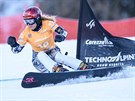 eská snowboardistka Ester Ledecká na trati paralelního obího slalomu v...