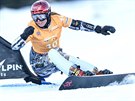 eská snowboardistka Ester Ledecká na trati paralelního obího slalomu v...