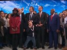 Macron si po skonení klimatické konference v Paíi dlal s dtmi selfíka