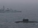 Anglická lo HMS Somerset, Royal Navy, doprovází ruskou ponorku Krasnodar