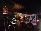 hasii zachraují kuata z hoícího návsu u Být. 13.12. 2017