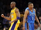 DV TVÁE BASKETBALU. Kobe Bryant (vlevo) z LA Lakers se raduje z bod. Russell...