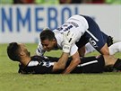 Diego Rodriguez (nahoe) a Damian Albil z argentinského Independiente oslavují...