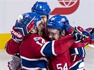 Montrealtí hokejisté oslavují Tomáe Plekance (14) za vítzný gól.
