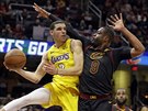 Lonzo Ball (ve zlaté) z LA Lakers v souboji s Dwyanem Wadem z Clevelandu.