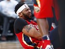 Anthony Davis z New Orleans se tce zvedá z palubovky.