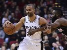 Tony Parker (vlevo) ze San Antonia se tlaí pes Jamese Hardena z Houstonu.