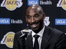 Kobe Bryant na tiskové konferenci. Jeho LA Lakers se louí s ísly 8 a 24.