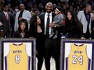 Kobe Bryant a jeho rodina pi rozluce LA Lakers s ísly 8 a 24.