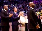 Kobe Bryant bhem veera, který mu LA Lakers vnovali. V pozadí klubový...