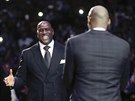 Magic Johnson (vlevo) gratuluje Kobemu Bryantovi ke kariée v LA Lakers.