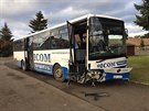 Havarovaný autobus po nárazu do kruhového objezdu v Novém Mst u Chlumce nad...