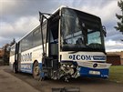 Havarovaný autobus po nárazu do kruhového objezdu v Novém Mst u Chlumce nad...