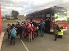 Píjezd evakuaního autobusu s dtmi na hasiskou stanici v Hradci Králové...