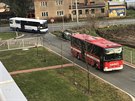 Pjezd evakuanho autobusu s dtmi na hasiskou stanici v Hradci Krlov...