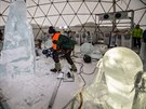 V klimatizovan� kupoli nad �pindlerov�m Ml�nem tvo�� �ezb��i ledov� sochy z...
