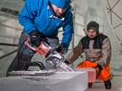 V klimatizovan� kupoli nad �pindlerov�m Ml�nem tvo�� �ezb��i ledov� sochy z...