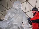 V klimatizovan� kupoli nad �pindlerov�m Ml�nem tvo�� �ezb��i ledov� sochy z...