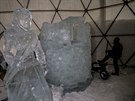 V klimatizovan� kupoli nad �pindlerov�m Ml�nem tvo�� �ezb��i ledov� sochy z...