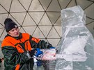 V klimatizovan� kupoli nad �pindlerov�m Ml�nem tvo�� �ezb��i ledov� sochy z...