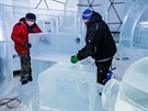 V klimatizovan� kupoli nad �pindlerov�m Ml�nem tvo�� �ezb��i ledov� sochy z...