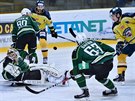 Momentka z utkání prvoligových hokejist Ústí nad Labem (lutá) vs. Karlovy Vary