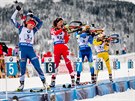 STOJKA. eská biatlonistka Veronika Vítková (vlevo) se chystá na odjezd ze...