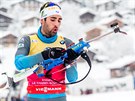Francouzský biatlonista Martin Fourcade bhem stelby ve stíhacím závodu v...