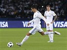 Cristiano Ronaldo z Realu Madrid skóruje v duelu proti Grémiu.