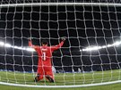 Branká fotbalist Realu Madrid Keylor Navas kleí ve finále mistrovství svta...