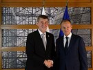 eský premiér Andrej Babi (vlevo) se v Bruselu ped summitem EU setkal s éfem...
